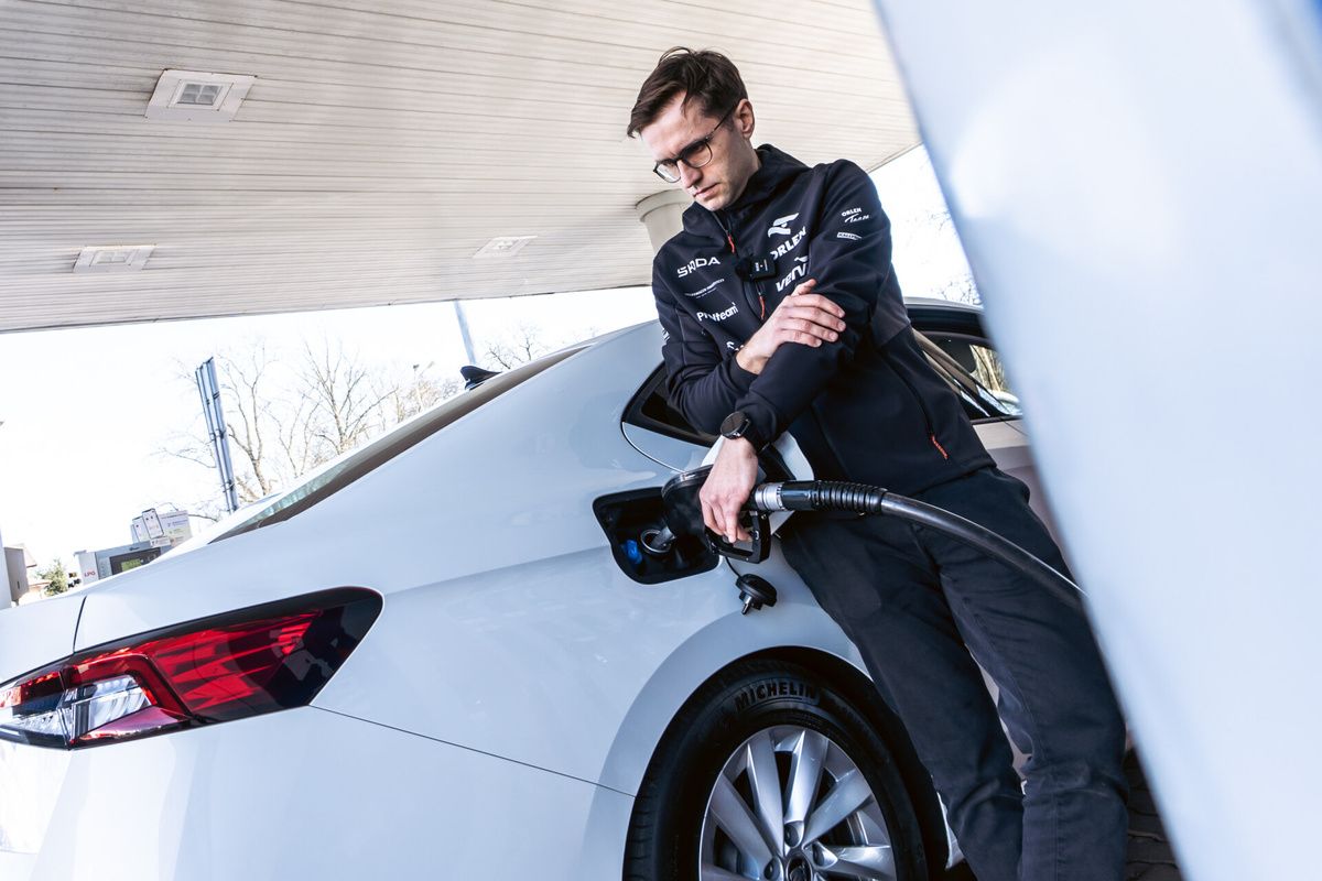 Гонщик на Skoda установил рекорд, проехав почти 3000 км на одном баке