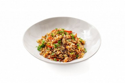 Постный жареный рис с овощами и специями