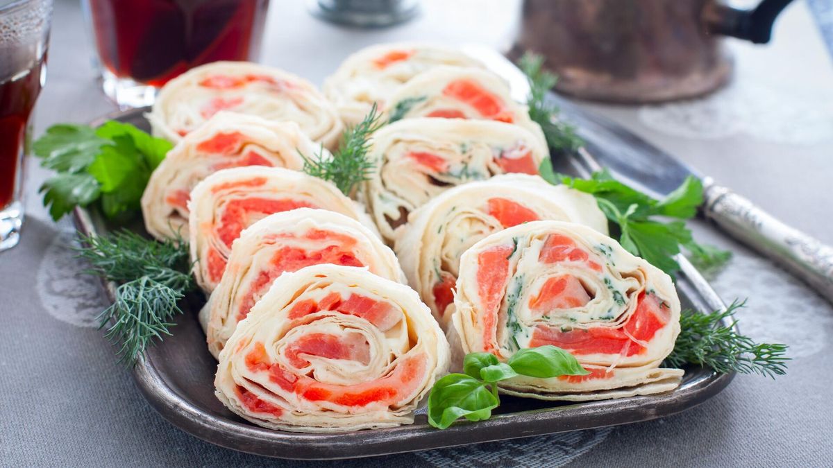 Легкая закуска за 10 минут: рулет из лаваша с красной рыбой и сливочным сыром