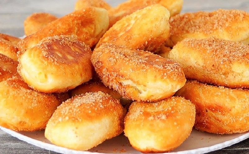 Пирожки без ожидания: простое тесто на сметане и яблоки для быстрого семейного ужина