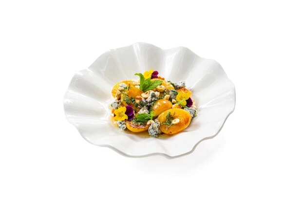 Нежный салат с абрикосами и голубым сыром для летнего стола