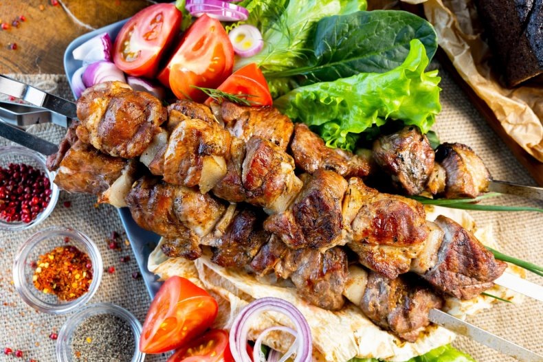 Сочный шашлык из свинины: секреты лукового маринада от шефа Григория Мосина