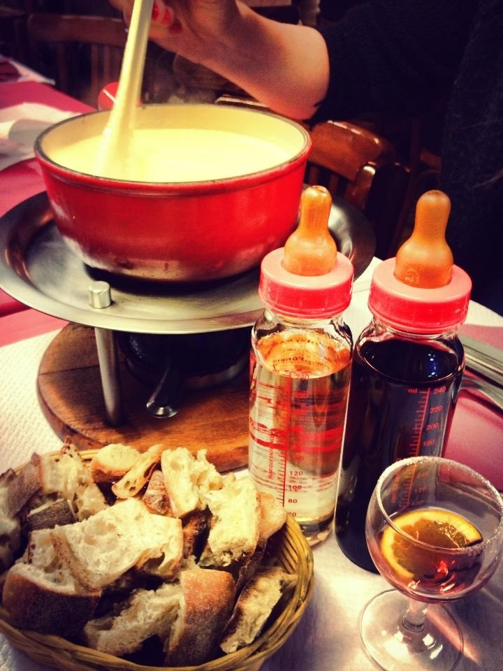 Необычный ресторан в Париже: вино в детских бутылочках и фондю с креативом