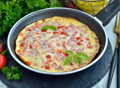 Сытный омлет с колбасой: быстрый и вкусный завтрак за 10 минут