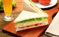 Сэндвич с яйцом, помидорами и свежими листьями салата: идеальный завтрак за считанные минуты