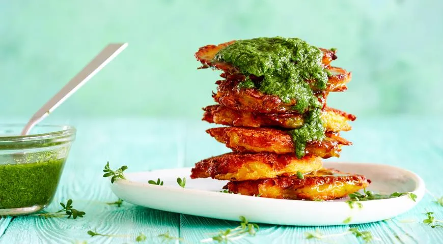 Тыквенные оладьи с зелёным соусом: просто и вкусно