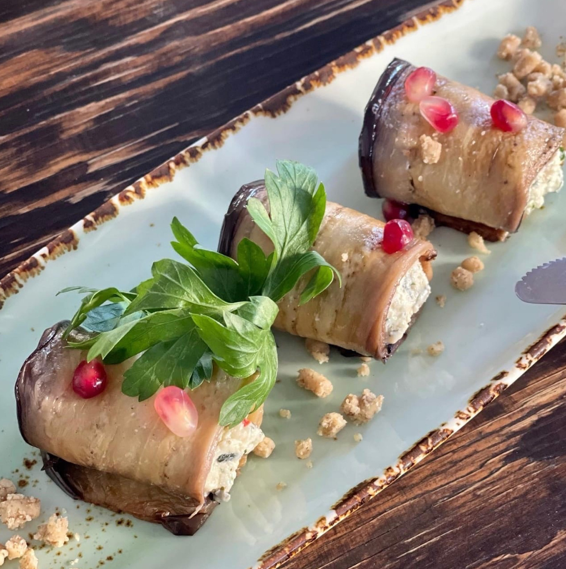 Вкусные рулетики из баклажанов: 7 кето-начинок для разнообразия