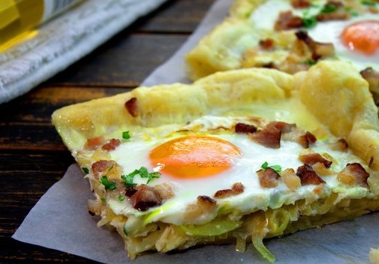 Нежный слоёный тарт с яичницей и хрустящим беконом