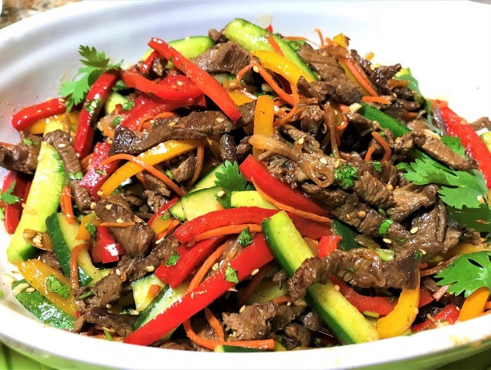 Салат с говядиной и овощами: простой рецепт для каждого сезона