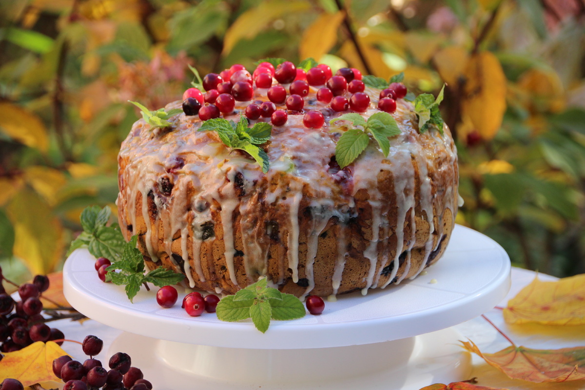 Тыквенно-клюквенный кекс с апельсиновой глазурью: осенний десерт, который стоит попробовать