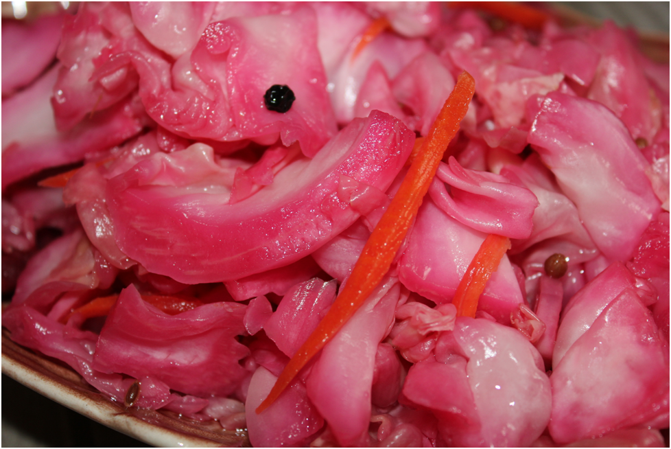 Как приготовить хрустящую маринованную капусту со свёклой