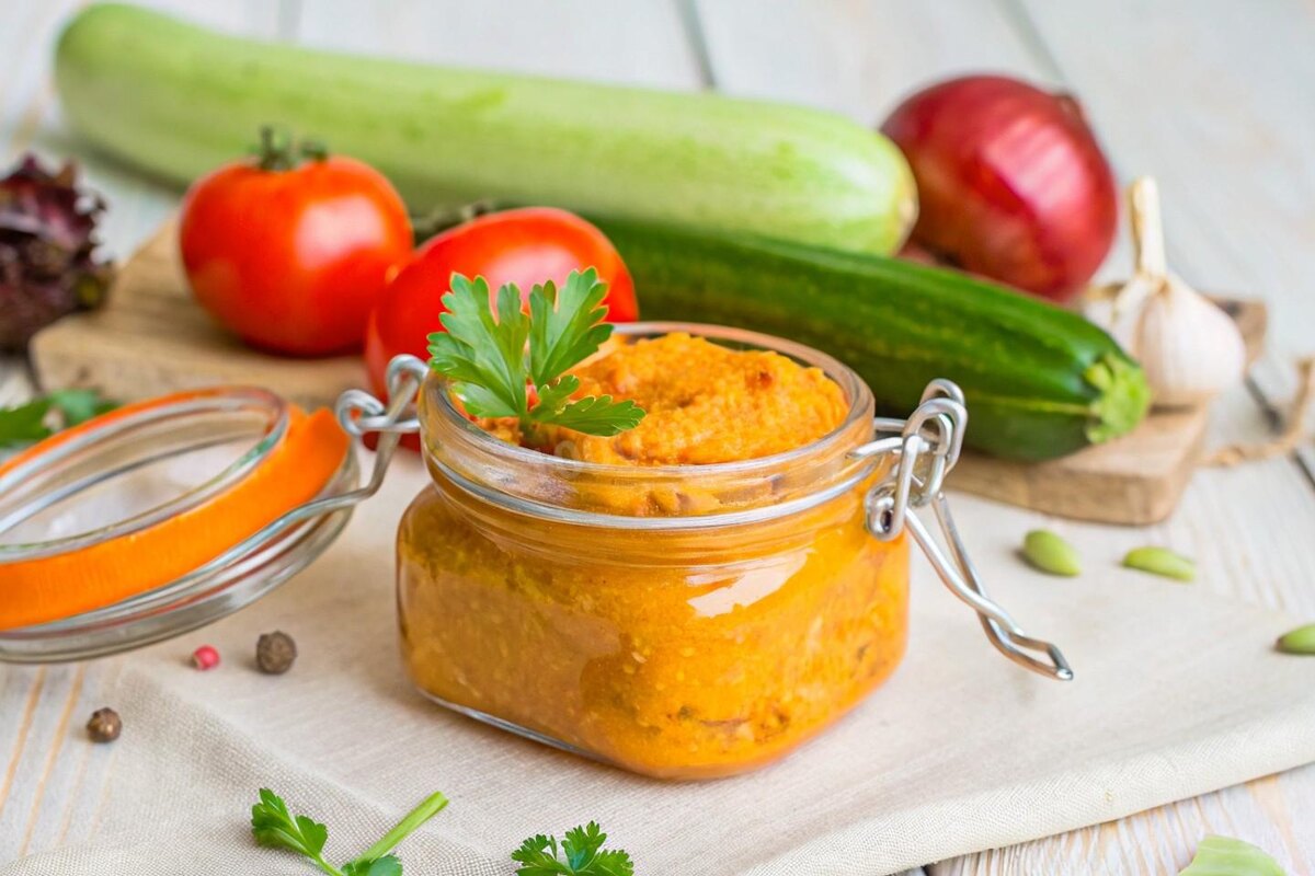 Кабачковая икра с помидорами: легко и вкусно на зиму
