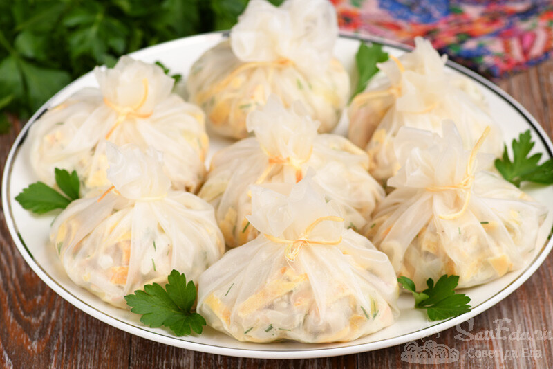 Как интересно подать перемешанные салаты на праздничный стол