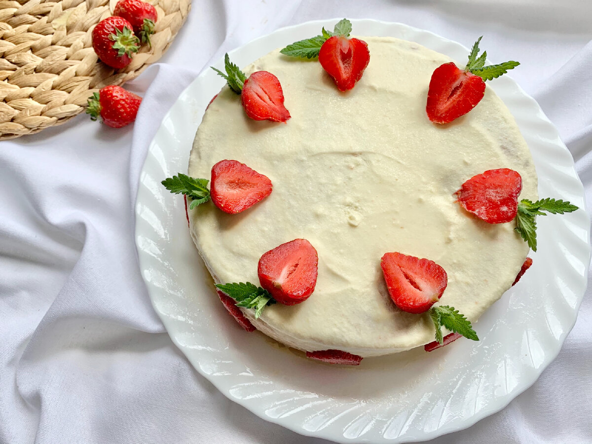 Летний десерт: бисквитный торт с ягодами для любого повода