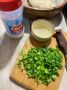 Как приготовить слоистые лепешки с зеленым луком: простой и вкусный рецепт