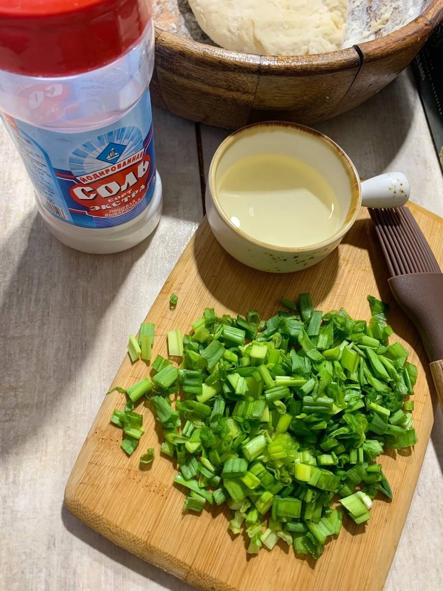 Как приготовить слоистые лепешки с зеленым луком: простой и вкусный рецепт
