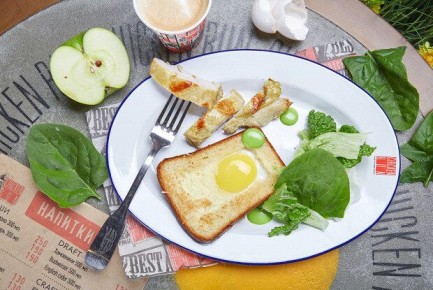 Яичница с цыпленком и бриошью