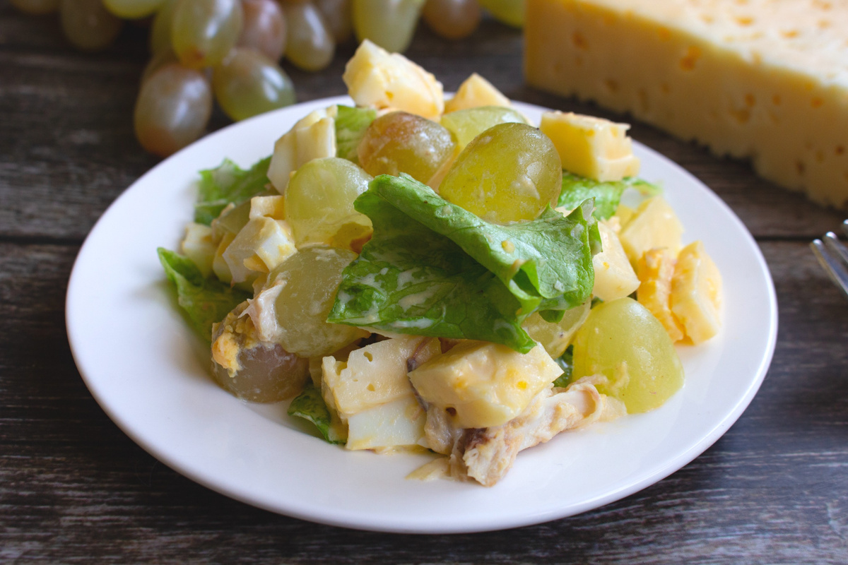 Нежный салат с курицей, сыром и виноградом: свежесть и оригинальность
