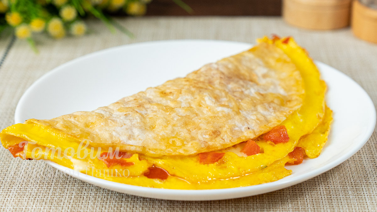 Вдохновляющий завтрак: яйца с помидорами и хрустящим лавашем