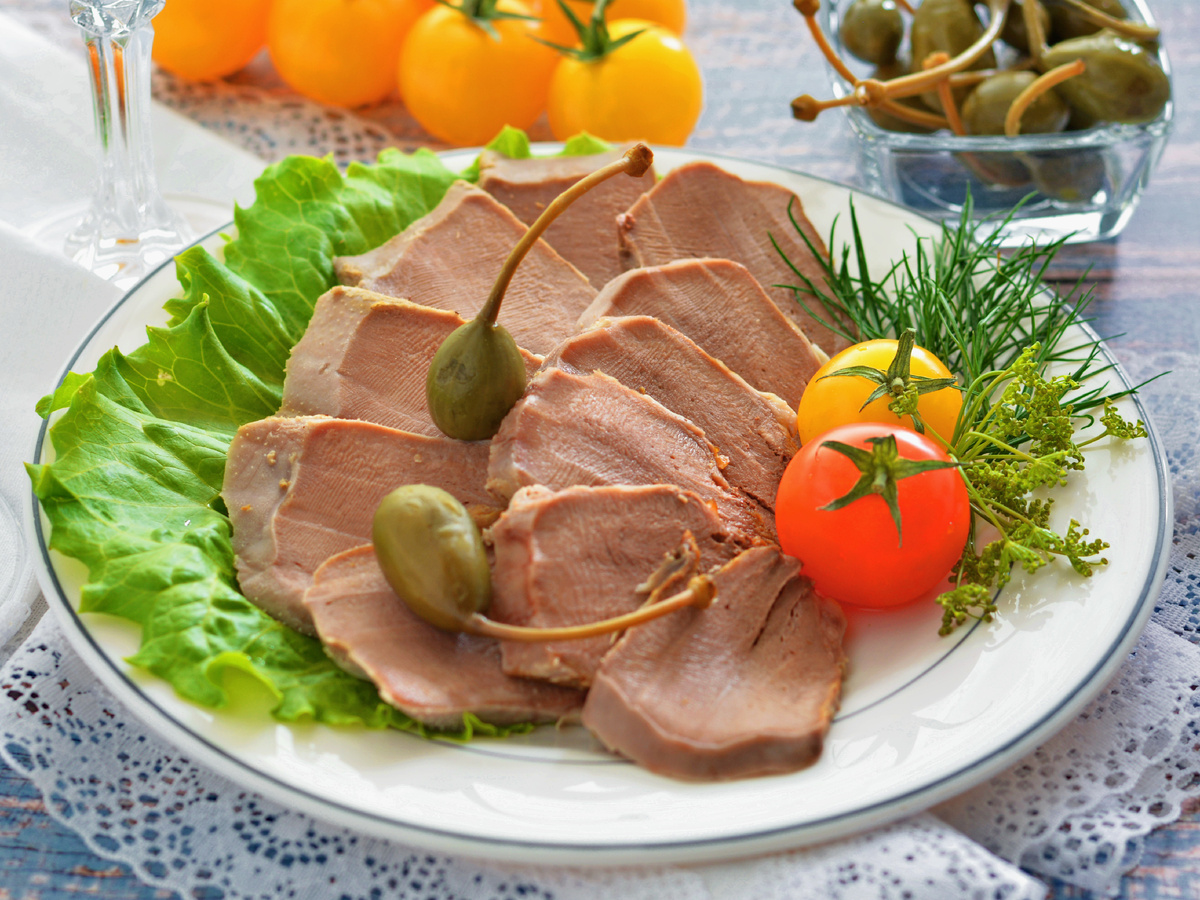 Нежный свиной язык для праздничного стола: идеальный деликатес