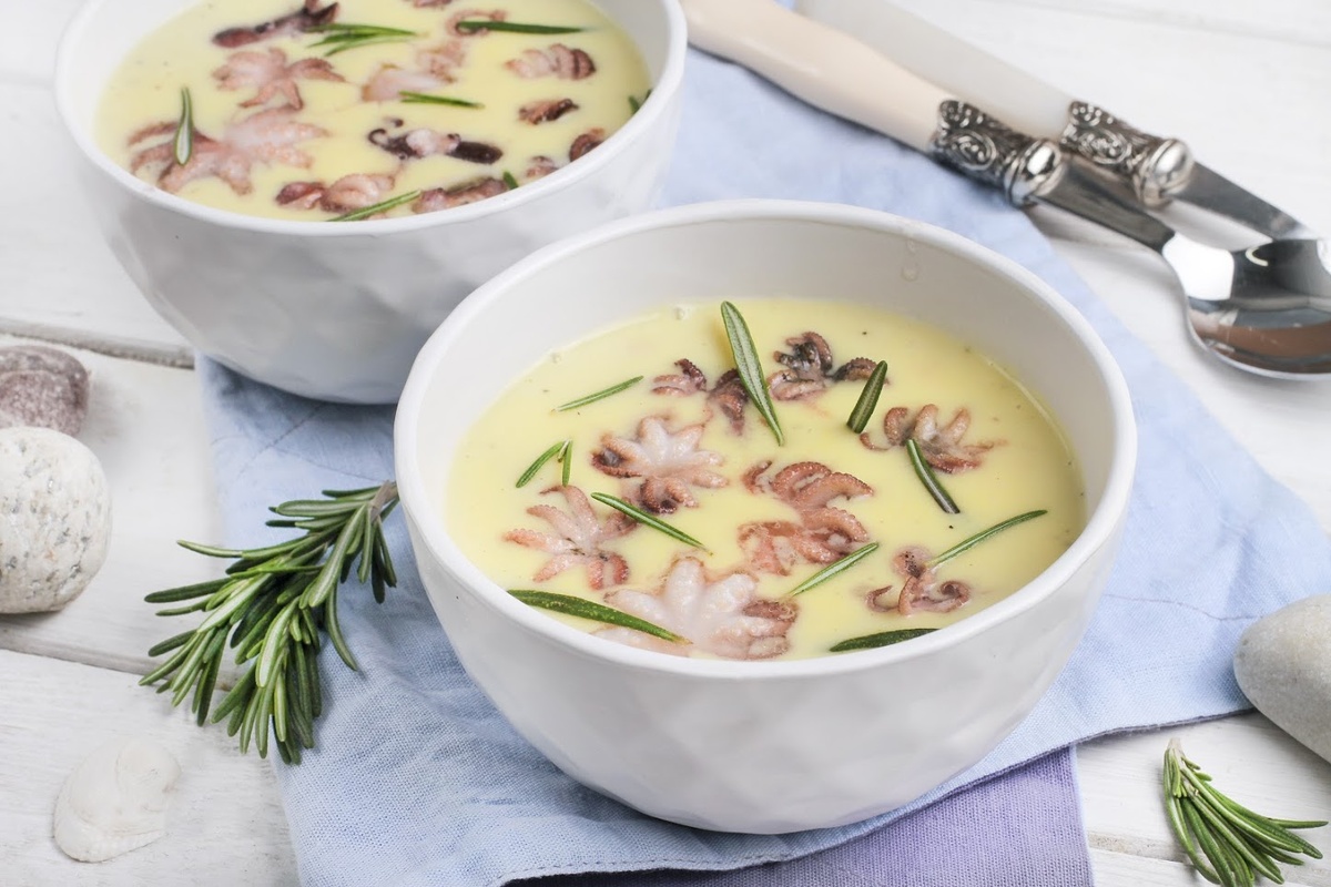 Нежный сливочный крем-суп с мини-осьминогами