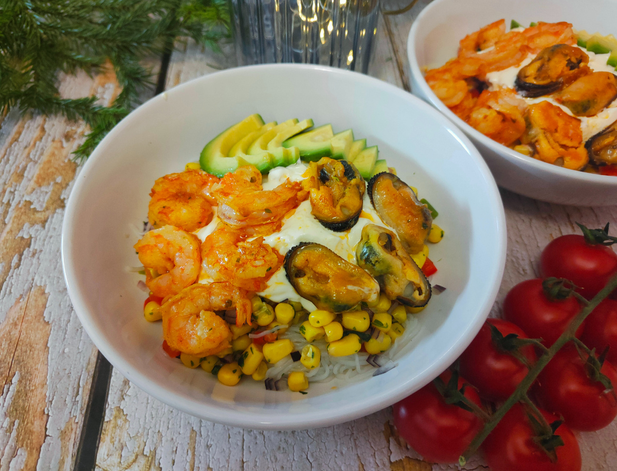 Нежный боул с морепродуктами и фунчозой для истинных гурманов