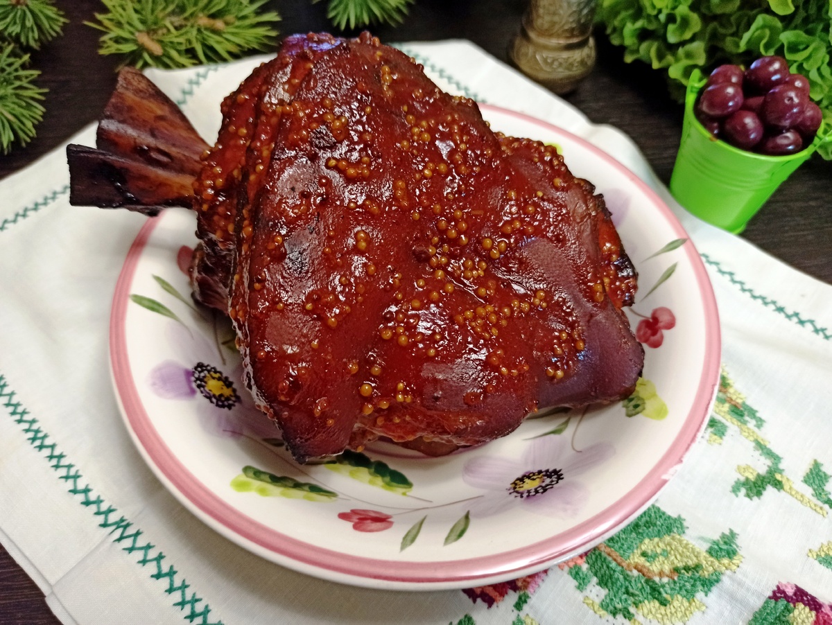 Вкусный момент: рулька в вишневой глазури