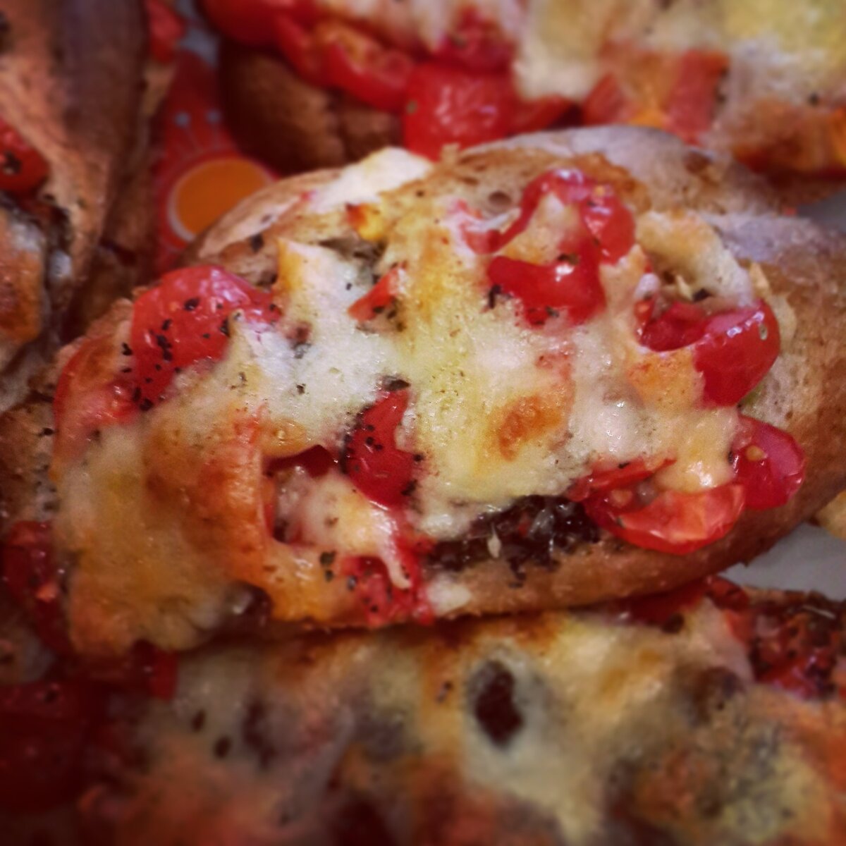 Вкусная брускетта с помидорами черри и моцареллой для легкого ужина