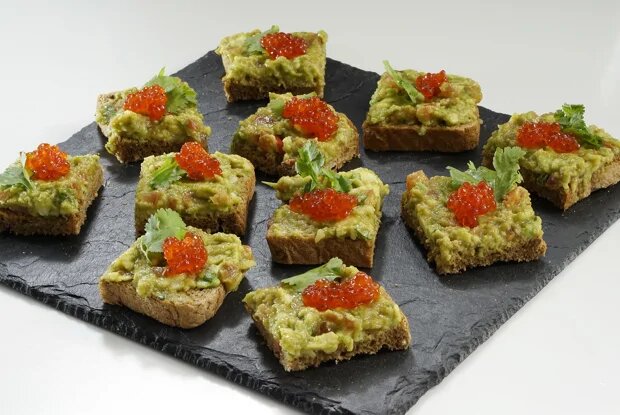 Тосты с авокадо и красной икрой: как превратить завтрак в праздничное угощение