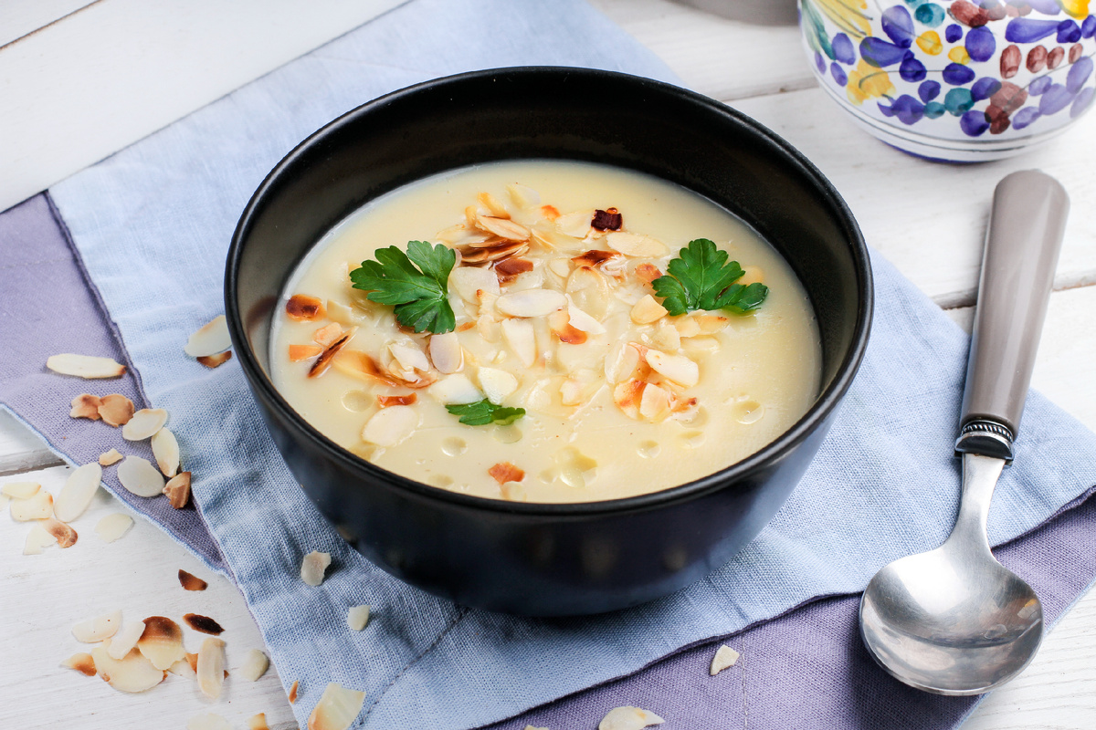 Нежный крем-суп из цветной капусты с миндальным молоком