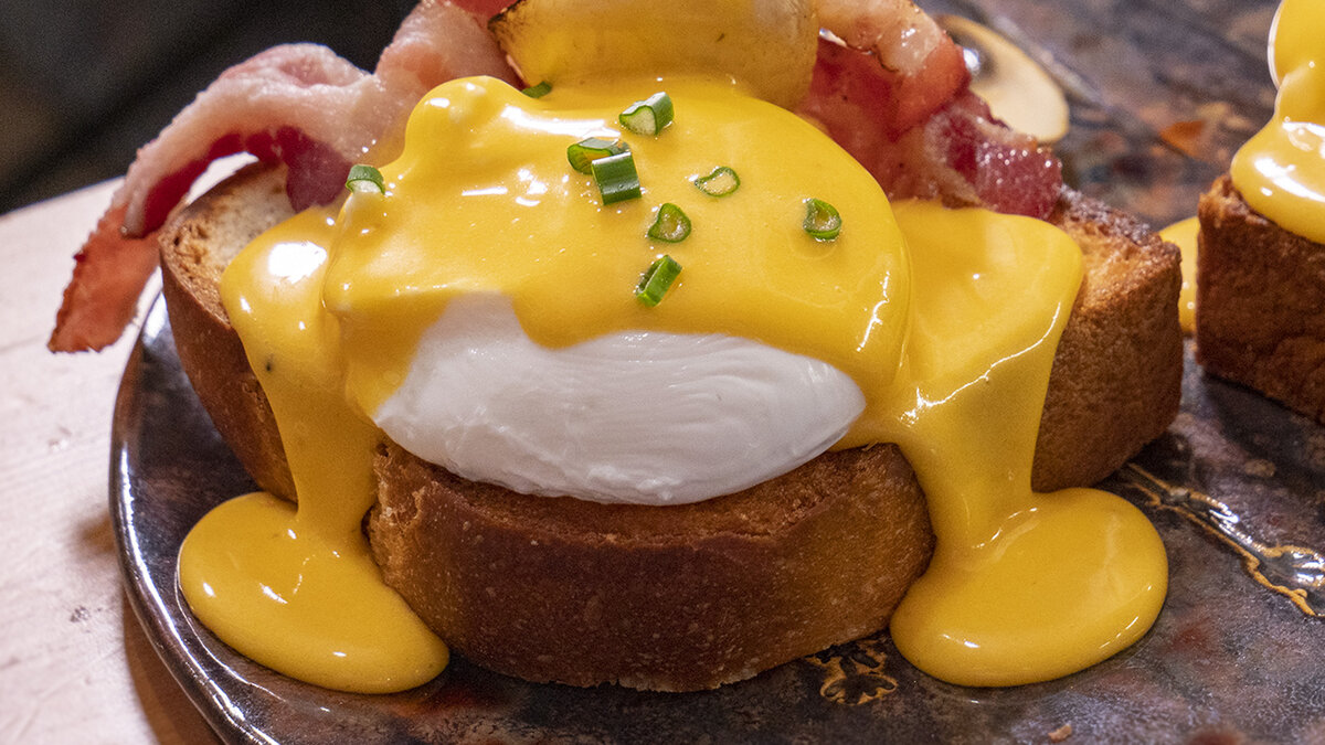 Завтрак для истинных гурманов: Яйца Бенедикт с голландским соусом