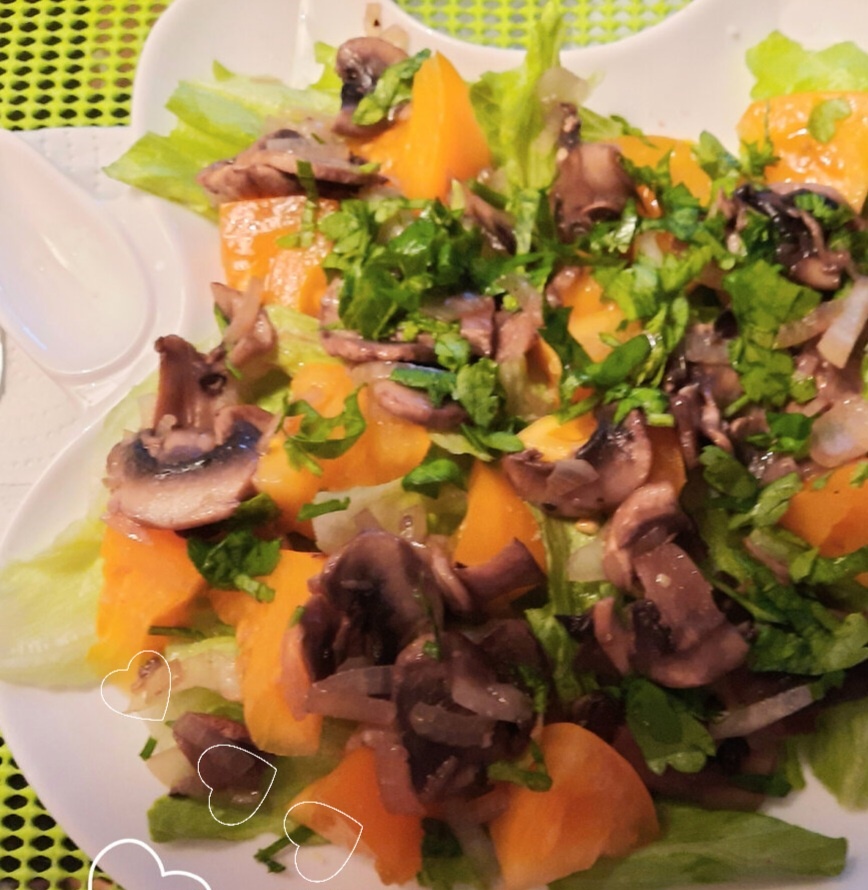 Необычный салат с помидорами и грибами