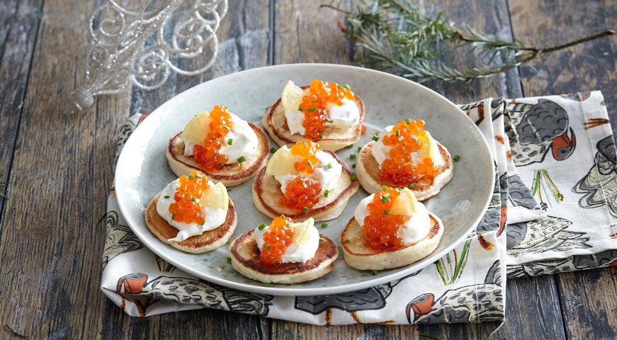 Тонкие блинчики с кремом и красной икрой: непревзойденная закуска