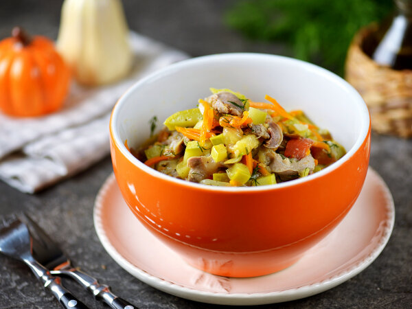 Удивительное блюдо из кабачков и куриных желудков: легкость и вкус