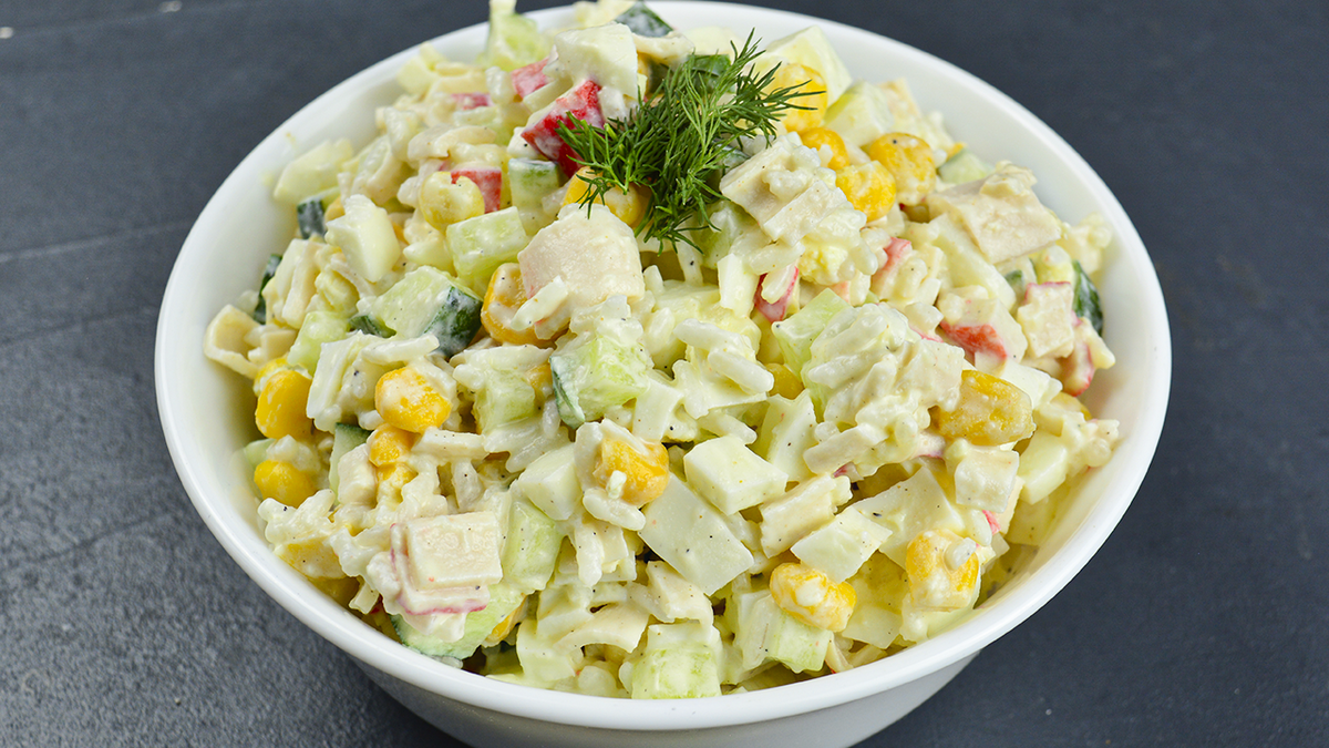 Идеальный салат для праздничного стола: как приготовить крабовый деликатес