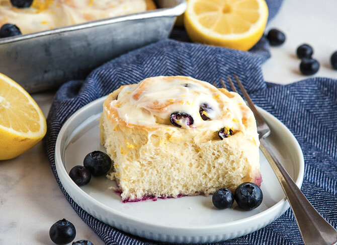 Летний завтрак: воздушные булочки с черникой и лимоном