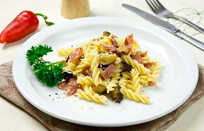 Фузилли с баклажанами и пармской ветчиной