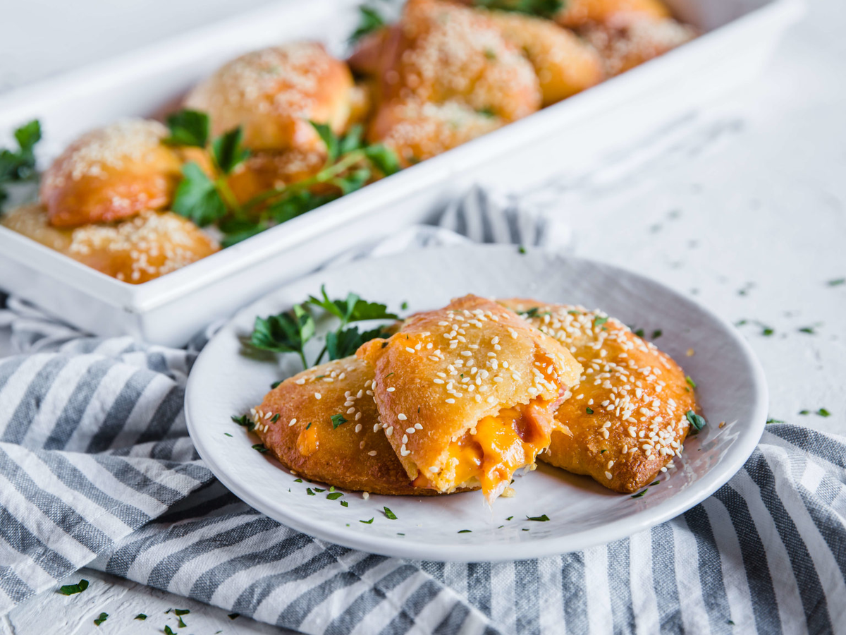 Неповторимые пирожки с ветчиной и сыром