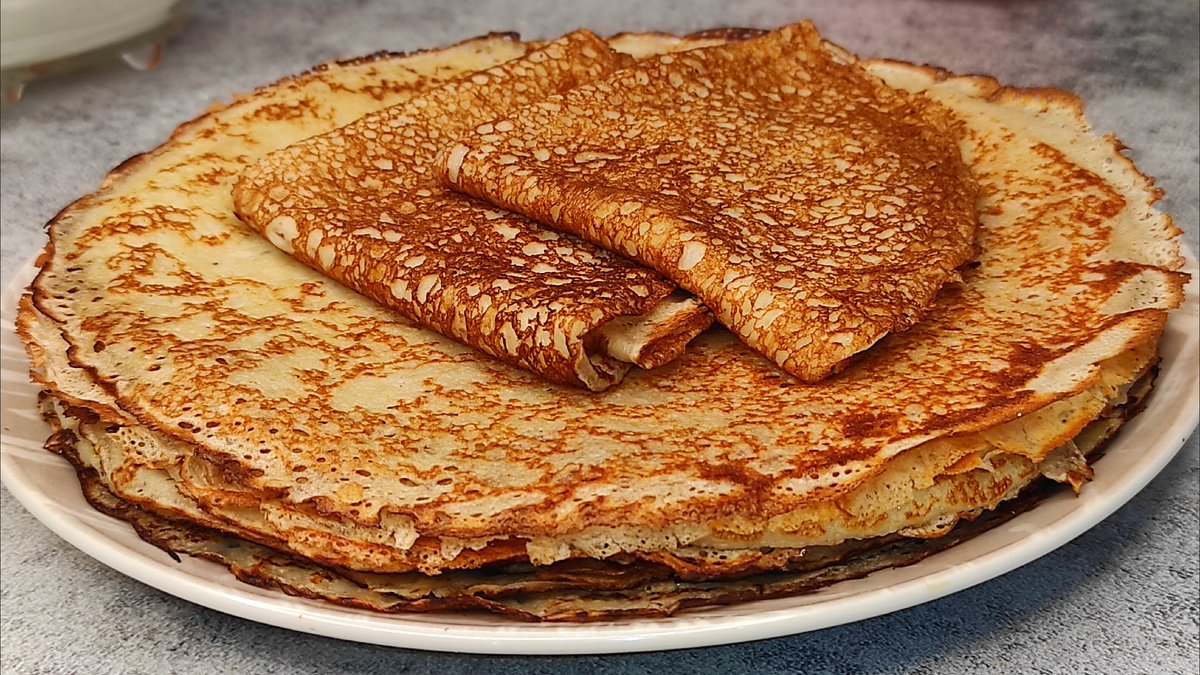 Нежные блины на кефире с воздушными дырочками: простой и вкусный рецепт