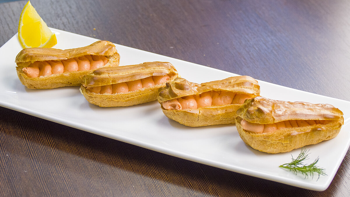 Необычные эклеры с красной рыбой: новая звезда вашего праздничного стола