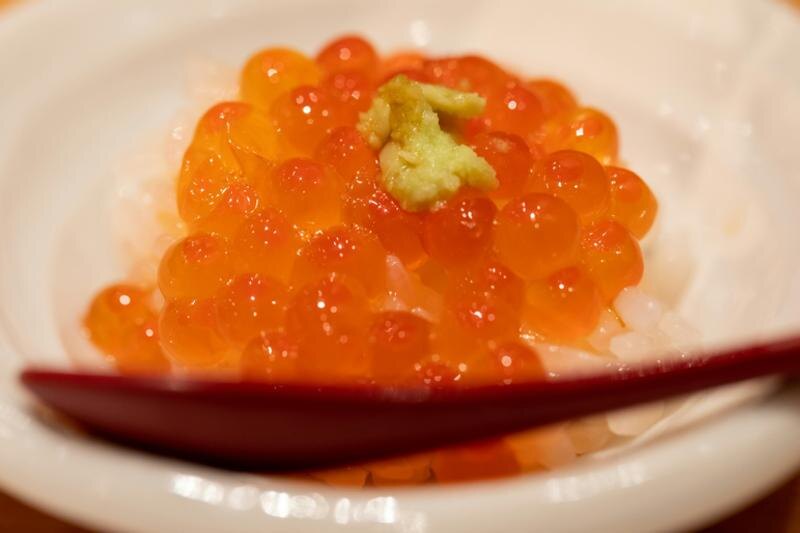 Праздничный стол в Свердловской области: красная икра становится роскошью в Новый год