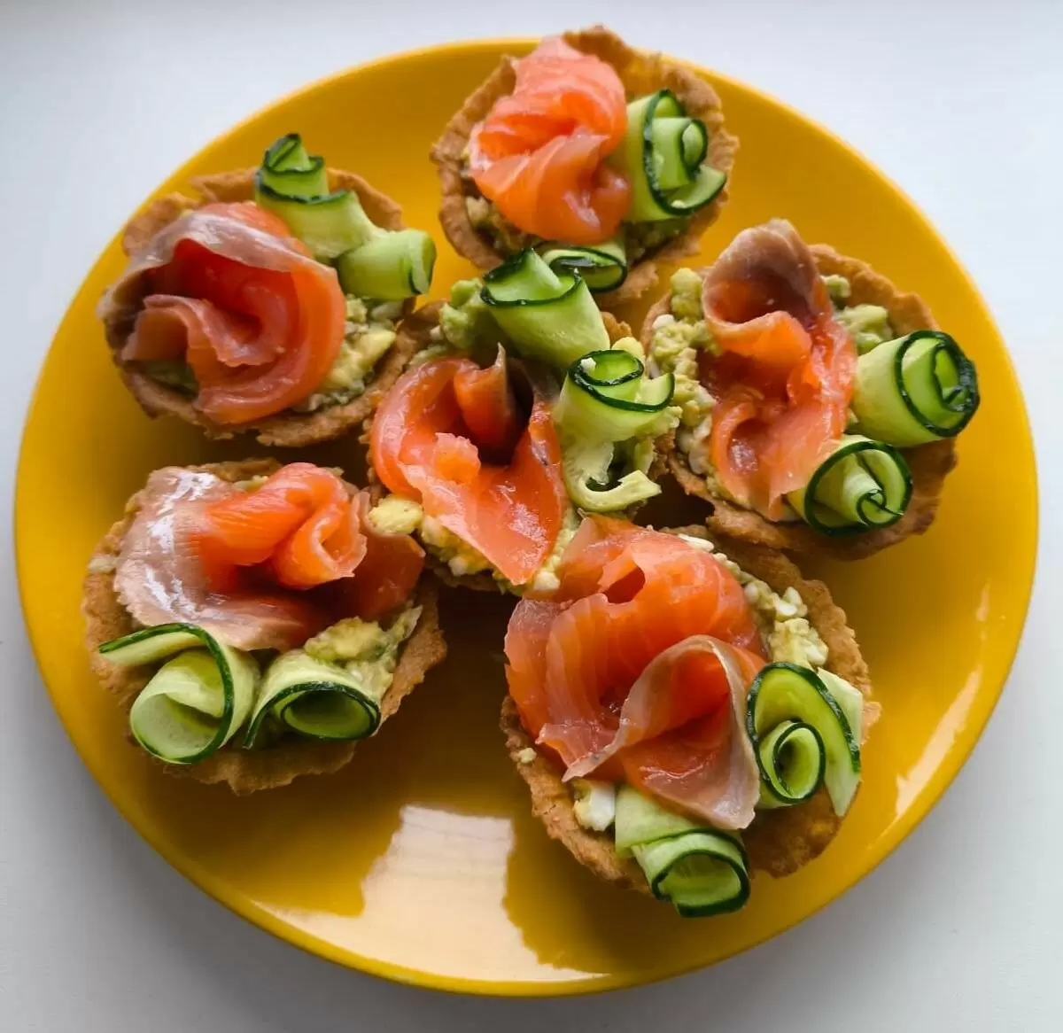 Песочные тарталетки с авокадо и слабосоленой красной рыбой для новогоднего угощения