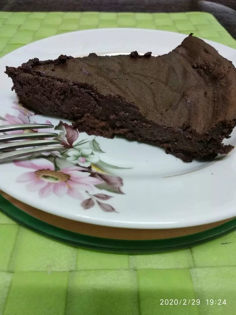 Необычный шоколадный пирог без муки и сахара, который стоит попробовать