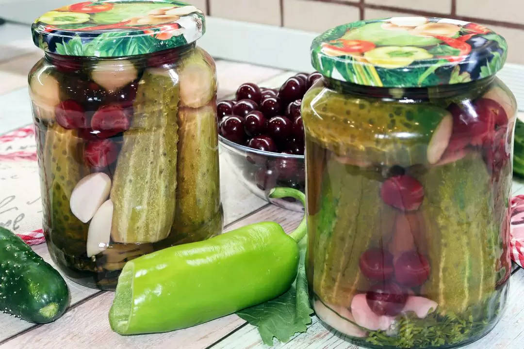 Необычные маринованные огурцы с вишней: оригинальный подход к традиционным заготовкам