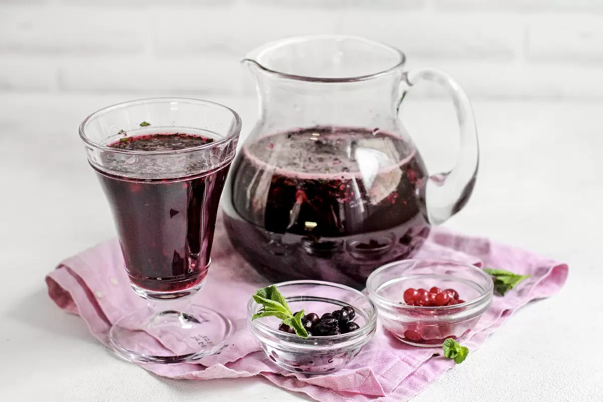 Лимонад «Ягодный взрыв» с ягодами: охладитесь стильно