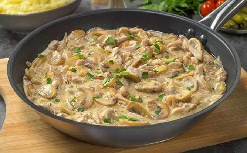 Кулинарное наследие Москвы: как приготовить курицу по-строгановски