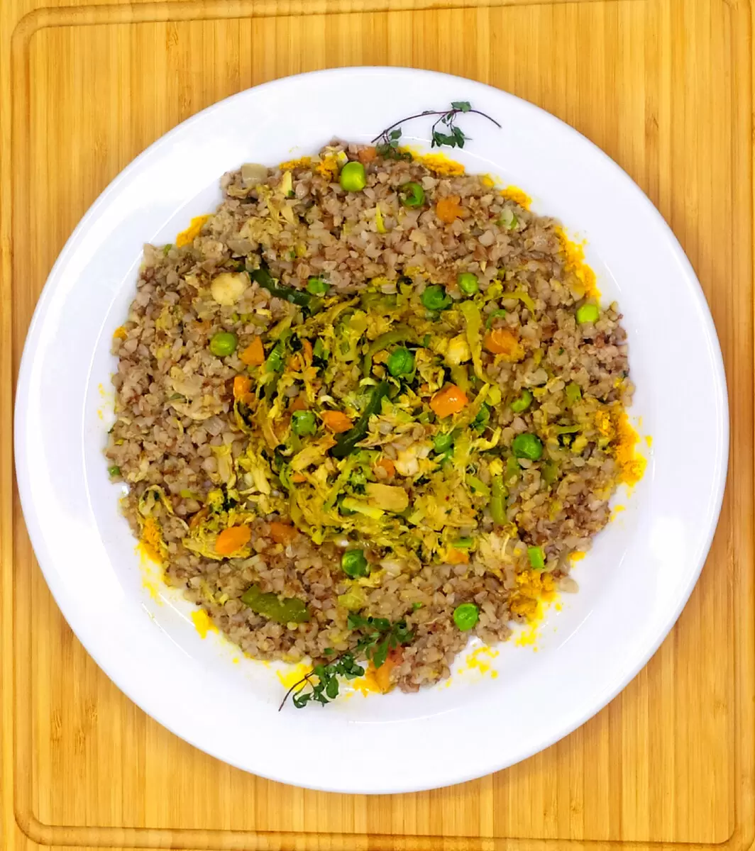Гречка с курицей, овощами и куркумой