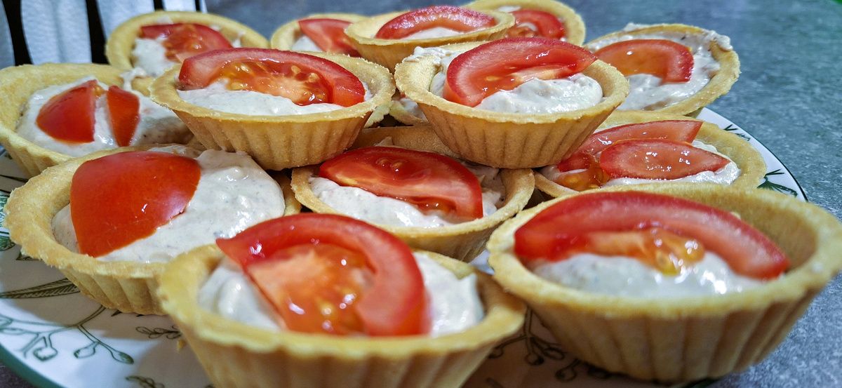 Кремовые тарталетки со шпротами и сливочным сыром: изысканная закуска всего за 10 минут