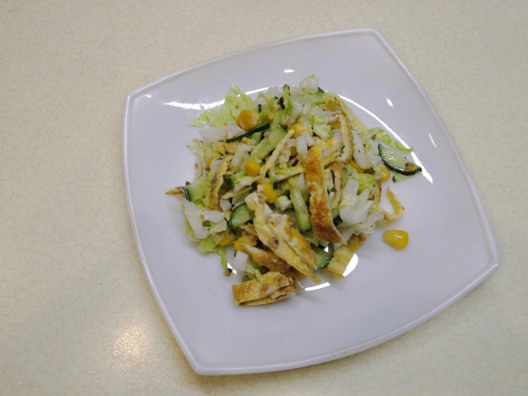 Вдохновляющий овощной салат с яичным блинчиком: легкость и вкус в каждой порции