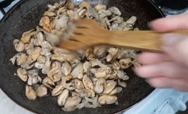 Нежные блины с морскими мидиями и насыщенным соусом